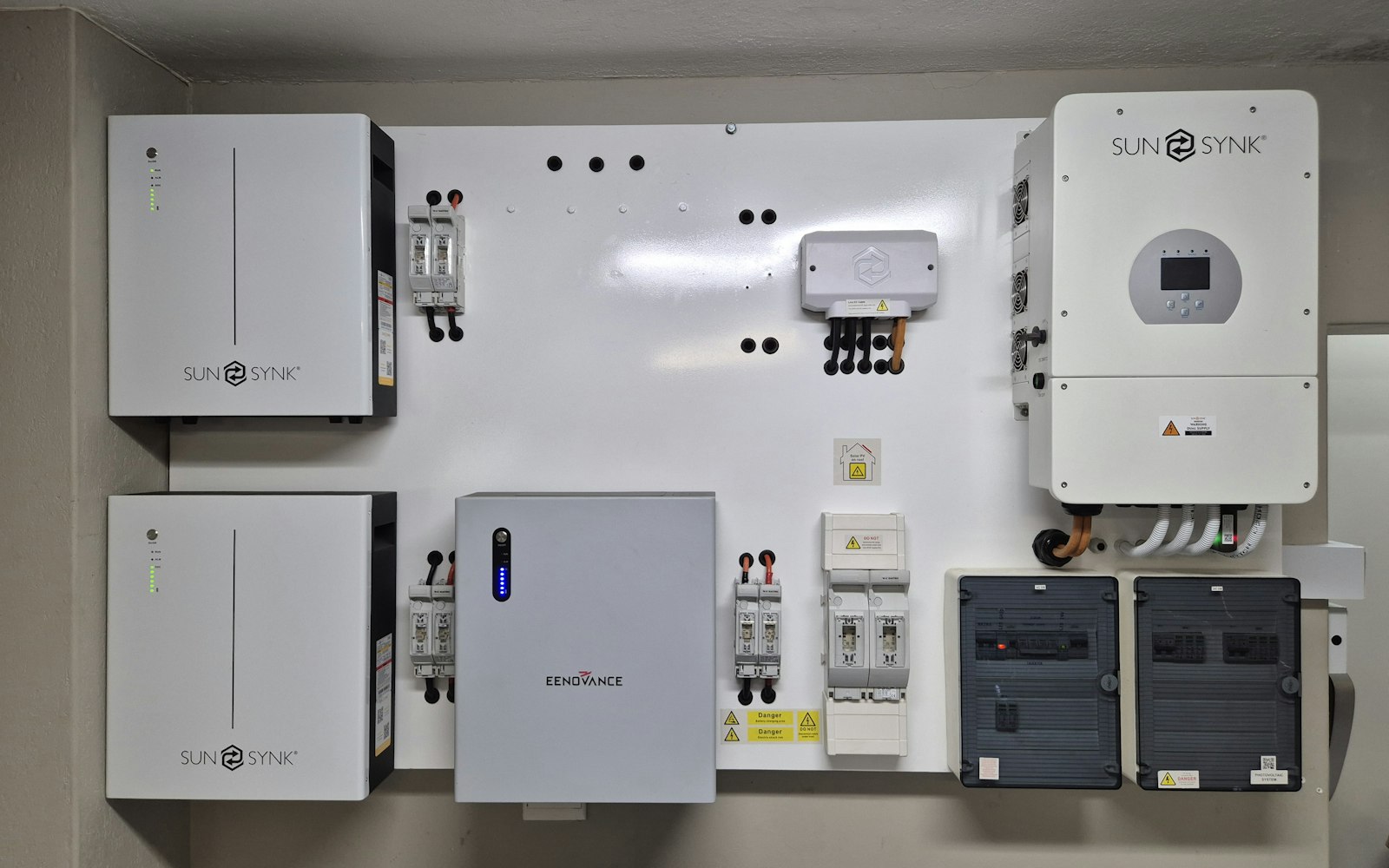 Batteriespeicher und Wechselrichter an einer Wand